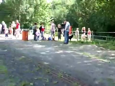 Zweitaktlok fährt im Bahnhof des DBC Sprockhoevel