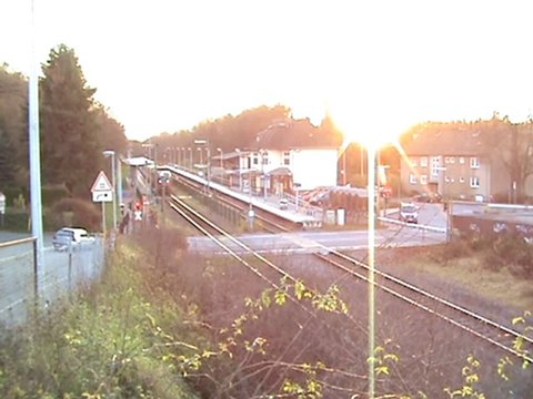 Bhf Witterschlick mit Bahnübergang in Aktion und zwei BR644