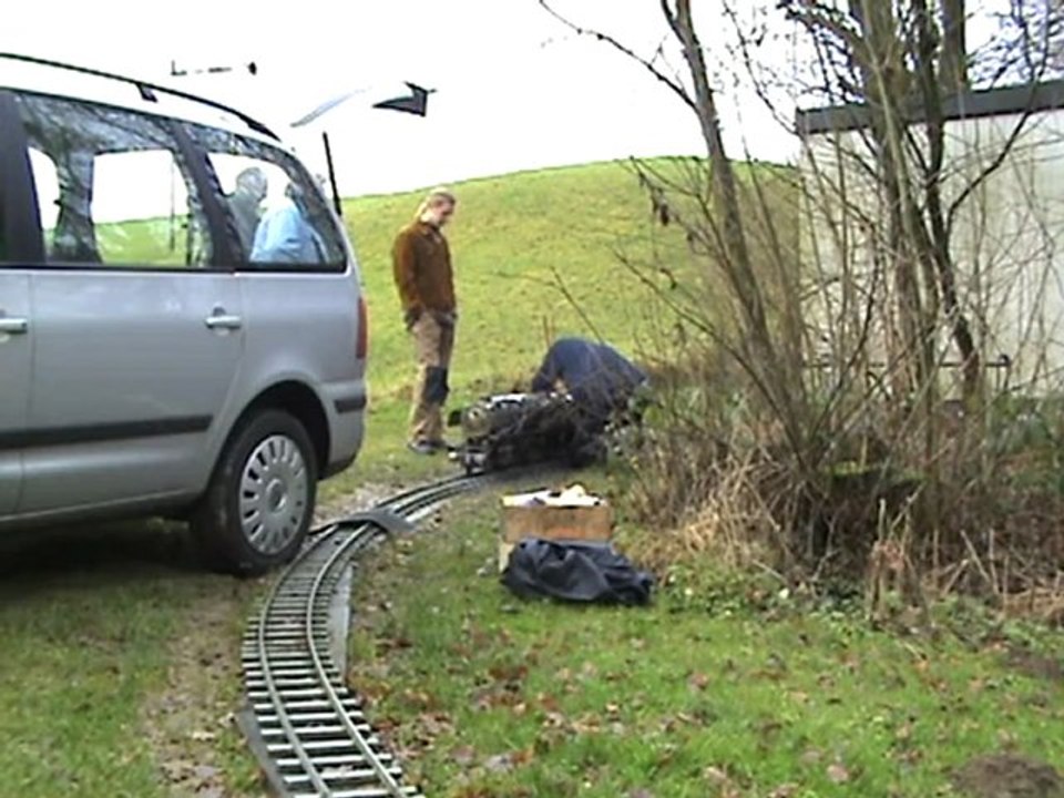 Ölgefeuerte 44ger in Niro-Stahl im Huserland beim Aufgleisen