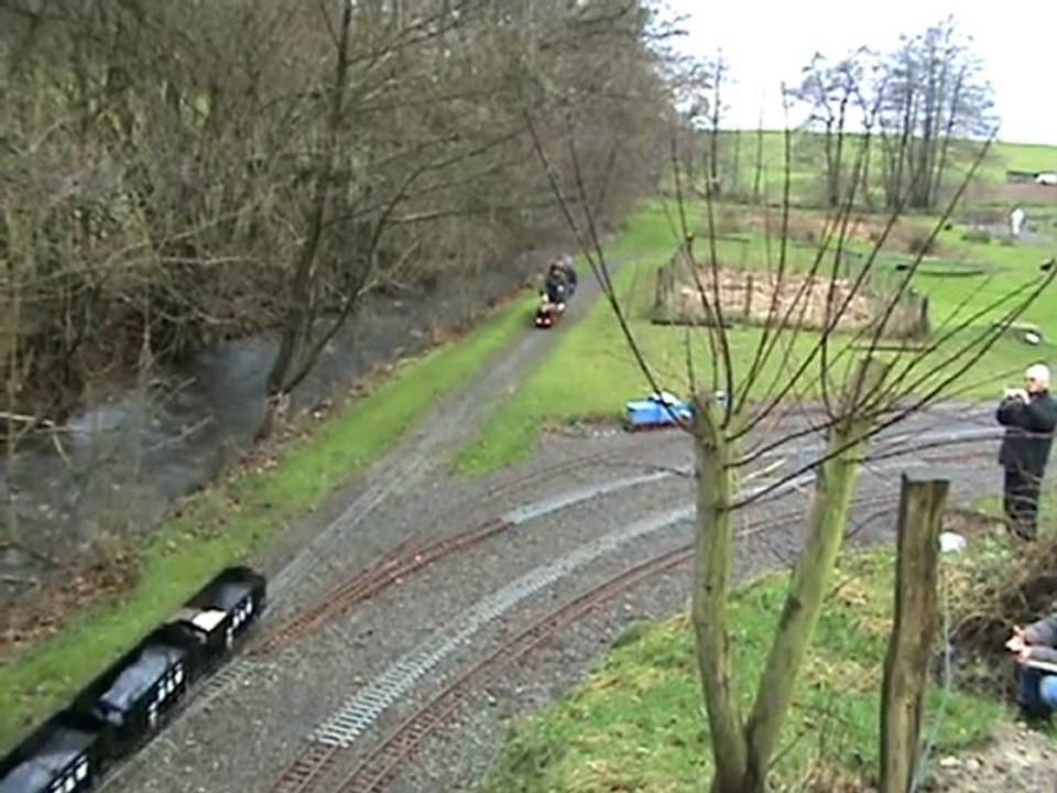 Öl Heinrich zieht amerikanische Güterwagen im Huserland 02