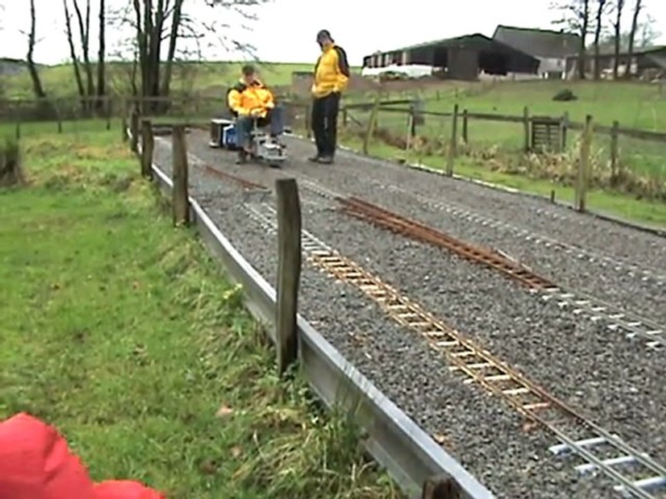 Gelbe Gefahr. Kleinlok-Terror am Ponnyhof!