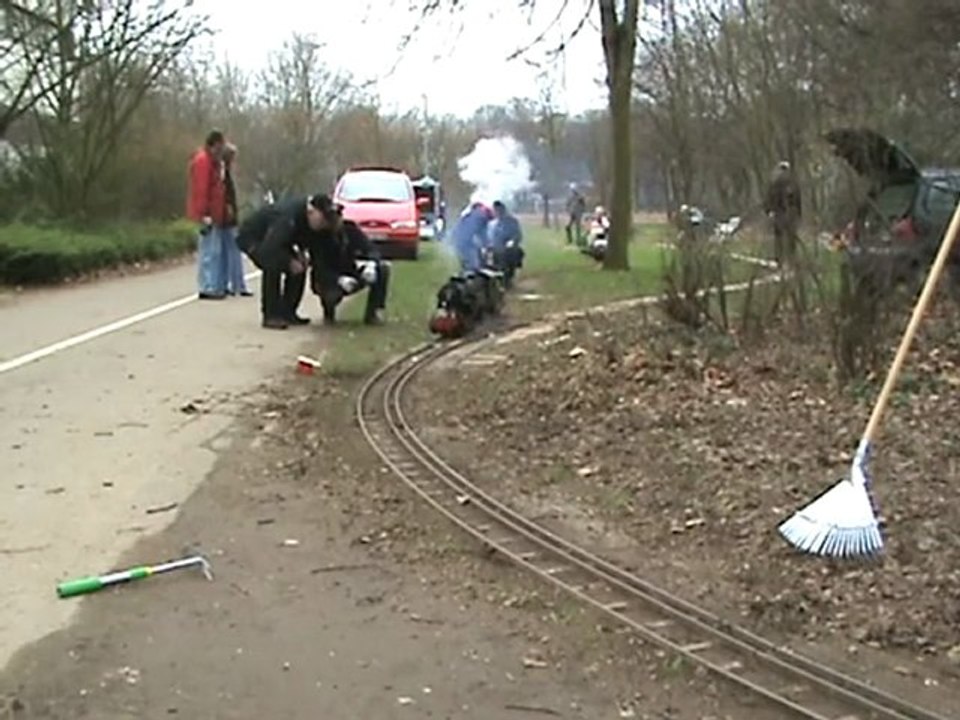 Kinder Gleisbautrupp mit Warnposten und Dampflokverkehr BR96