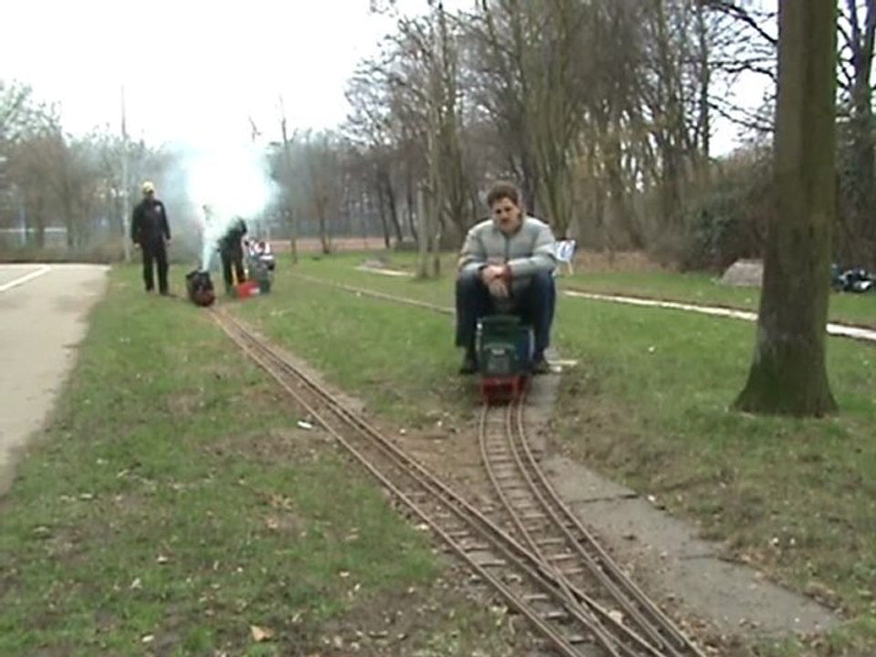 Anheizen br96 und vorbeifahrt einer fünf zoll feldbahn