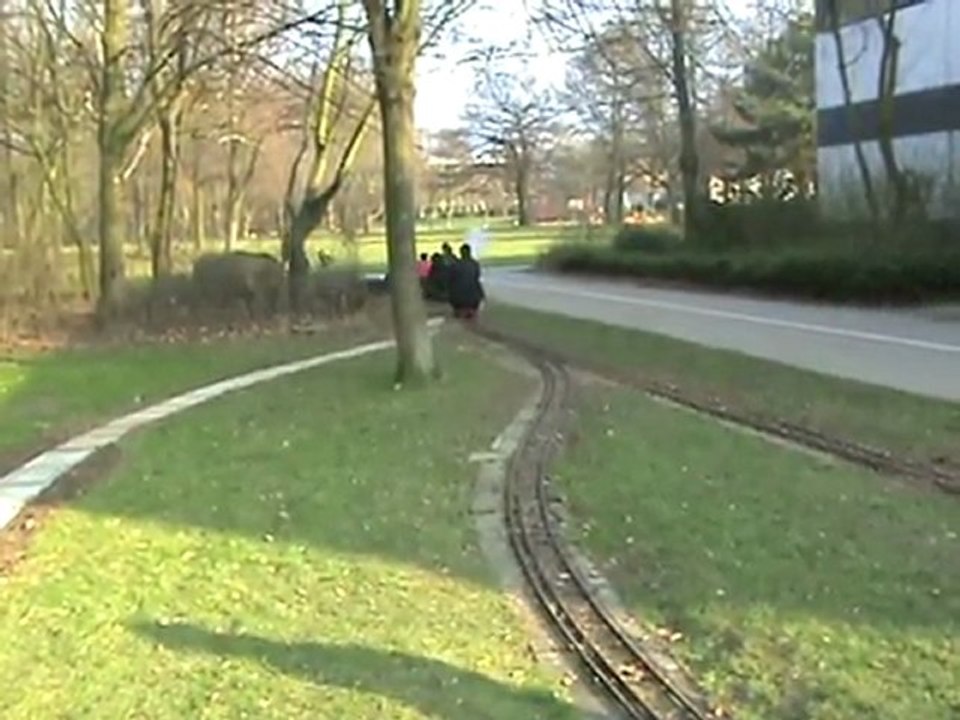 Kinder-BR216, O&K und Diesellok fahren aus dem Hbf Stadtpark