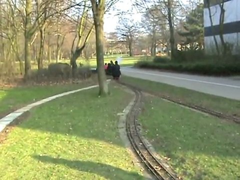 Kinder-BR216, O&K und Diesellok fahren aus dem Hbf Stadtpark