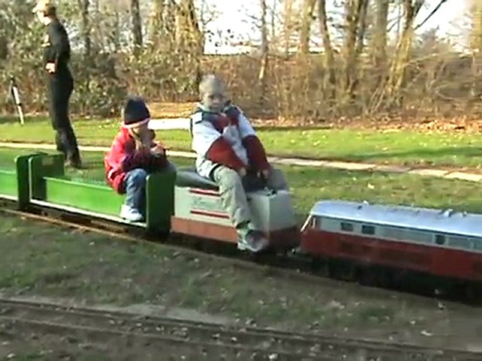 BR96 rangiert rückwärts in d. Publikumsgleis +BR216 passiert