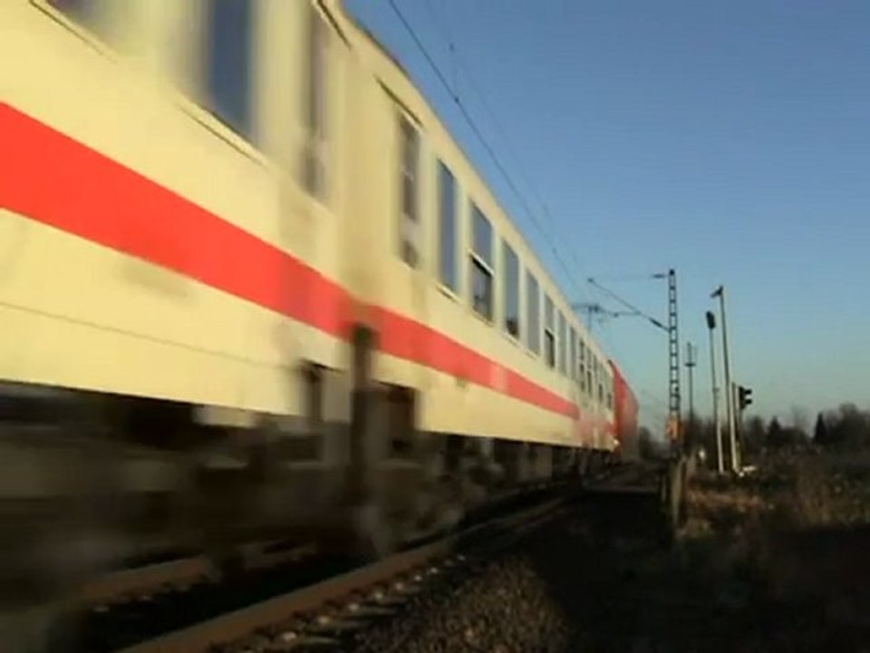 Zwei BR 101 nach Köln und nach Bonn mit Bahnübergangsaktion