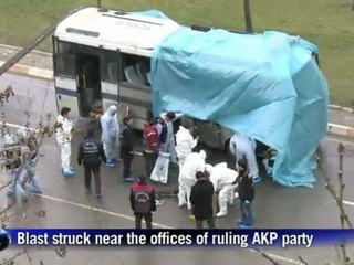 Bomb hits Istanbul police bus, 16 hurt