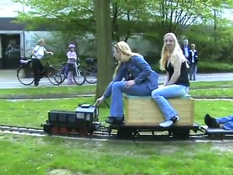 Köf verlässt den Bhf mit weiblichen Personalen und Publikum