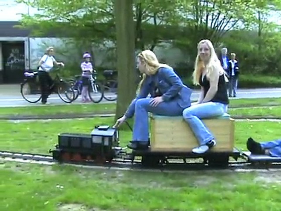 Köf verlässt den Bhf mit weiblichen Personalen und Publikum