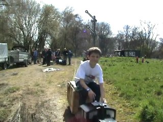 Zwei Lokomotiven verlassen den Bahnhof des DBC Sprockhoevel