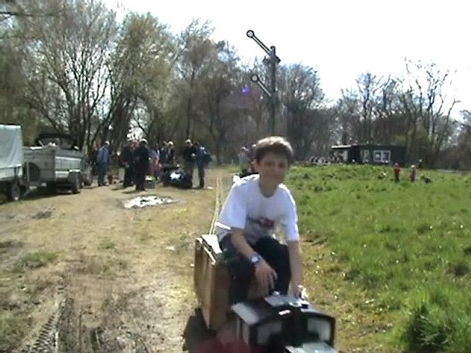 Zwei Lokomotiven verlassen den Bahnhof des DBC Sprockhoevel