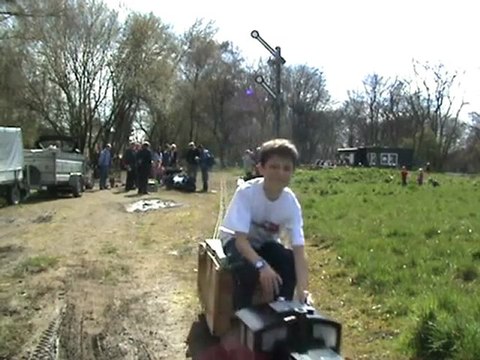 Zwei Lokomotiven verlassen den Bahnhof des DBC Sprockhoevel