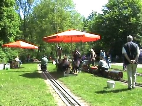 E 3/3 Tigerli passiert auf der fünf Zoll Spur im Bhf der DBL