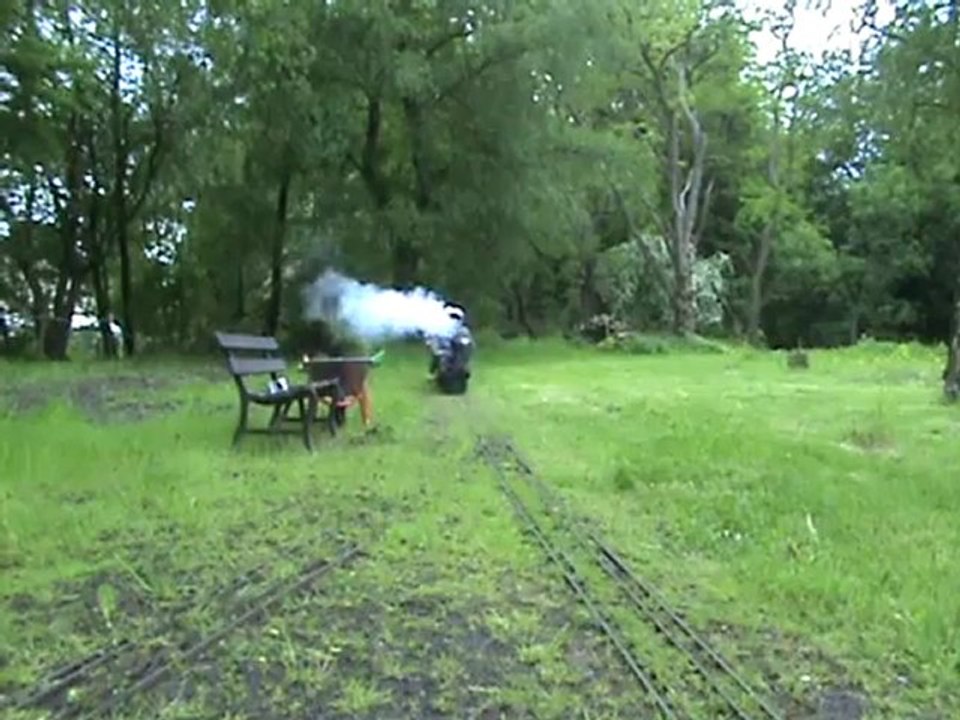 Baureihe 'U' auf fünf Zoll Schienen fährt in den Bahnhof