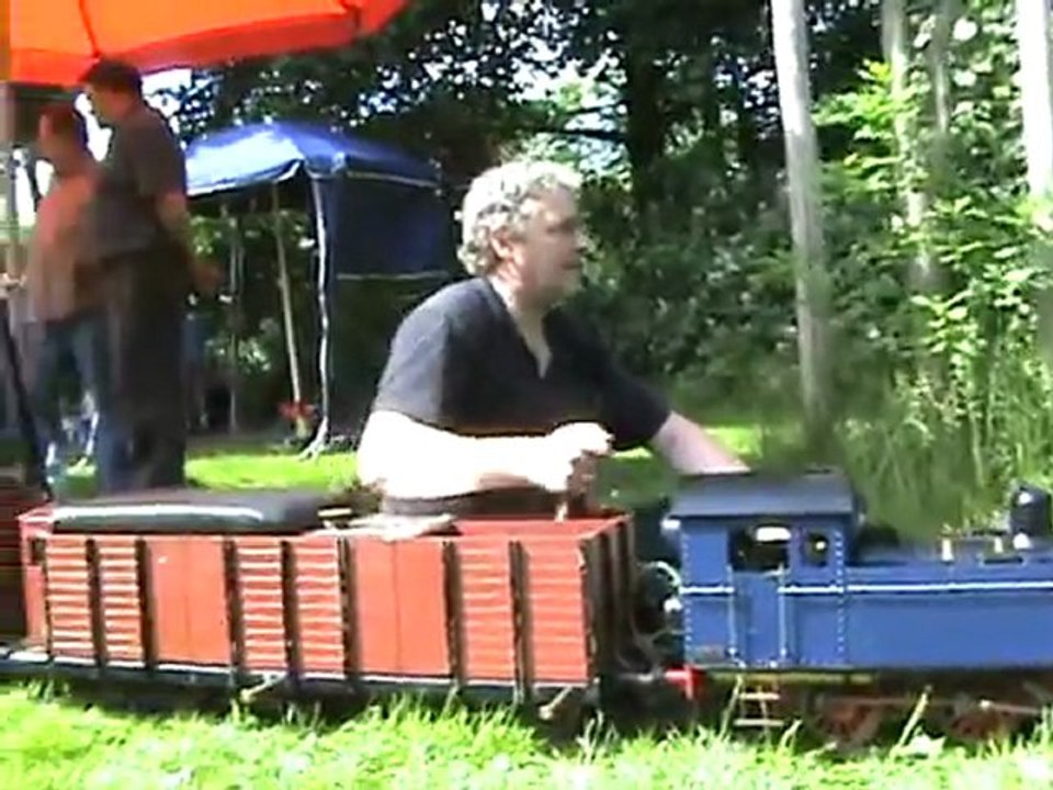 Rundgang über den vollen Bahnhof der Dampfbahn Leverkusen