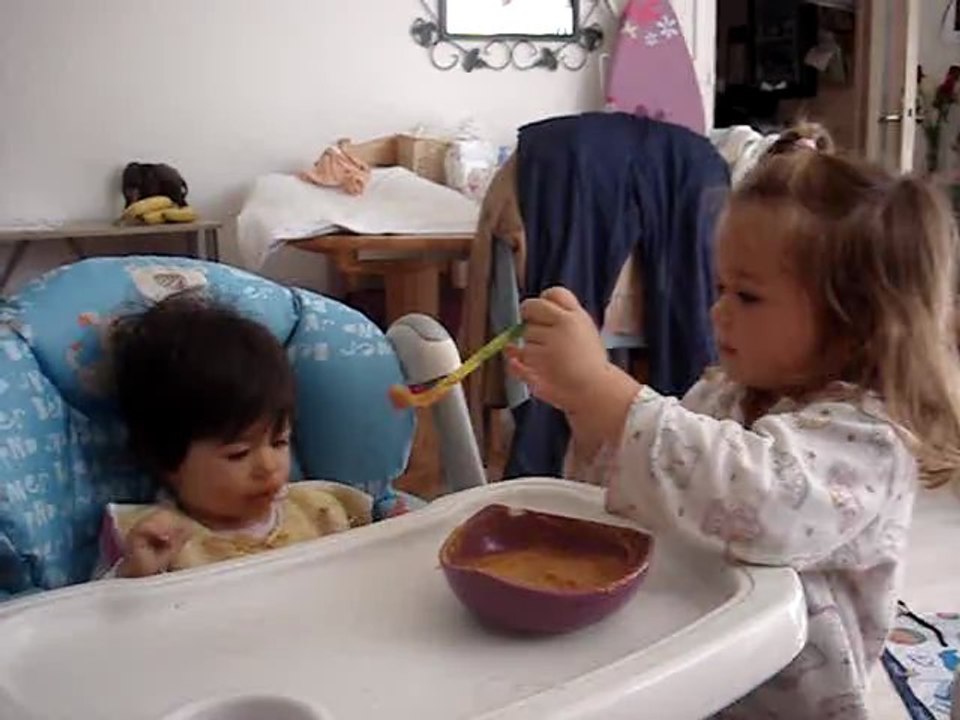 Loane donne a manger a sa soeur