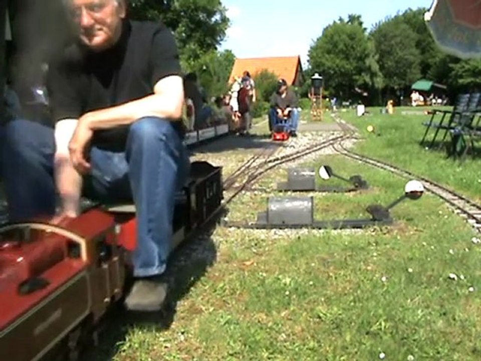 Bahnhofsbetrieb hamm mit ein und aussteigenden fahrgästen