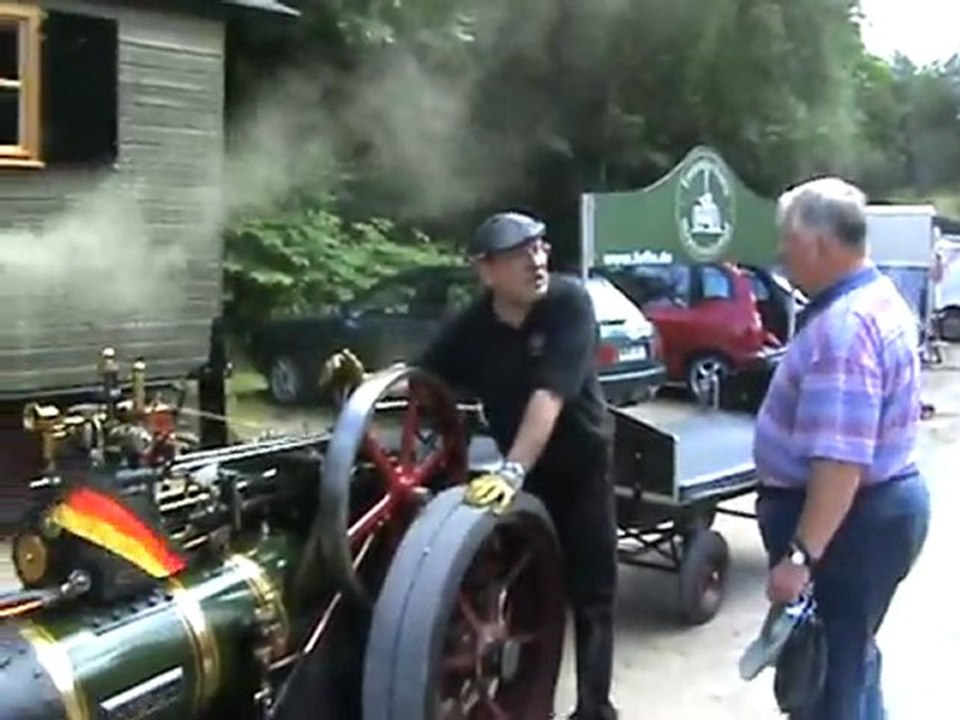 Ein Pflug - Lokomobil zieht mit dem Pflugseil ein Bobbycar