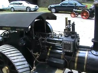 Ein Lokomobil wird beheizt und die anderen sausen ´rum