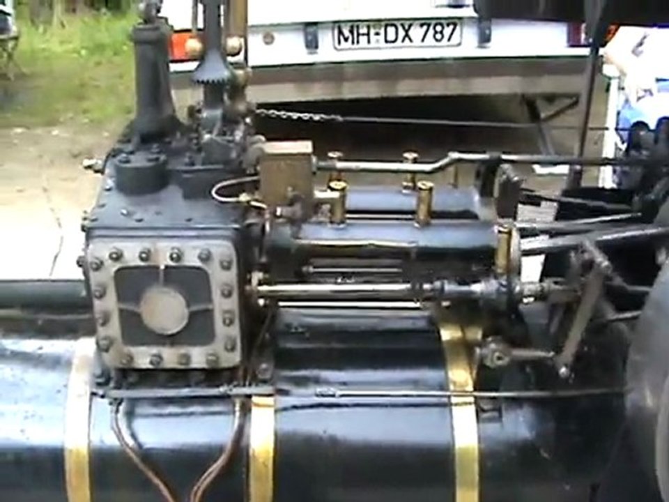 Schwarzes Lokomobil schnauft im Leerlauf vor sich hin