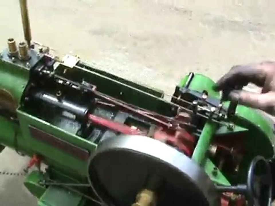 Günzels dampfendes lokomobil während der fahrt gefilmt