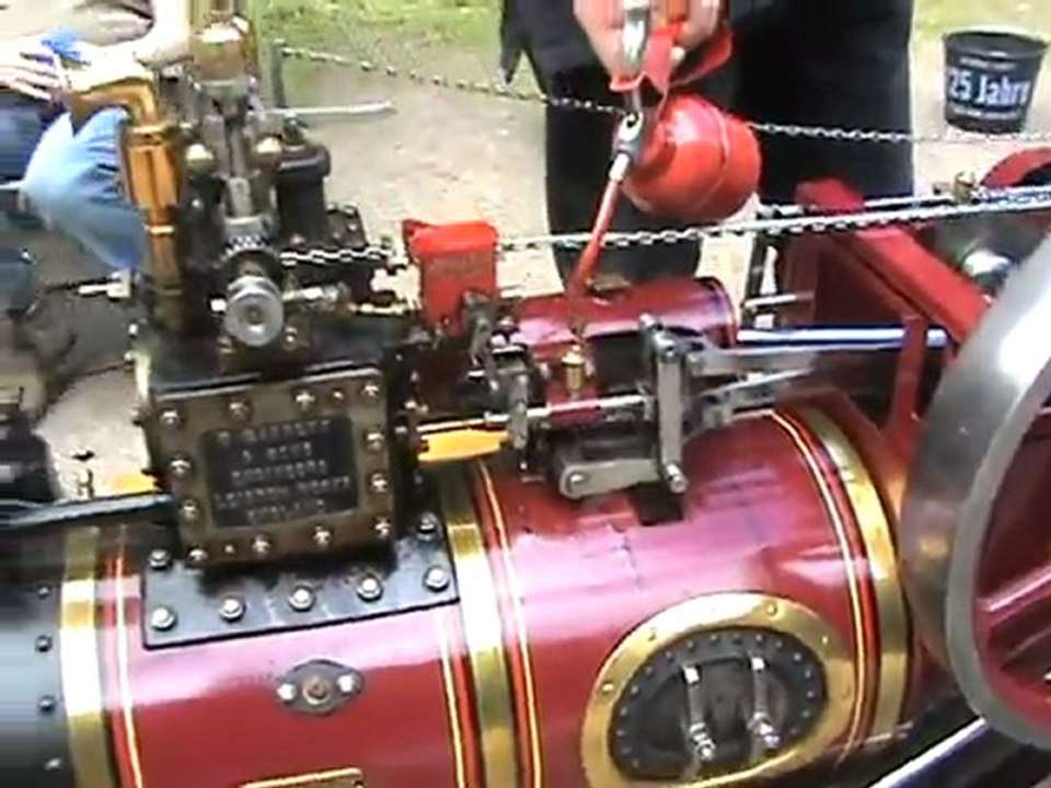 Beim treffen in hagen wird ein dampflokomobil abgeölt