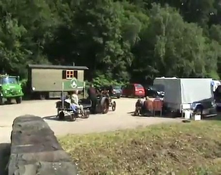 Publikums-Dampflokomobil überquert Brücke im Freilichtmuseum