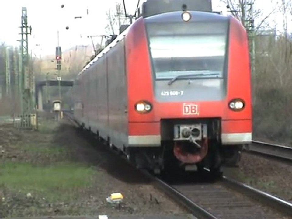 BR 425 von Bonn kommend fährt in den Bhf Oberkassel ein