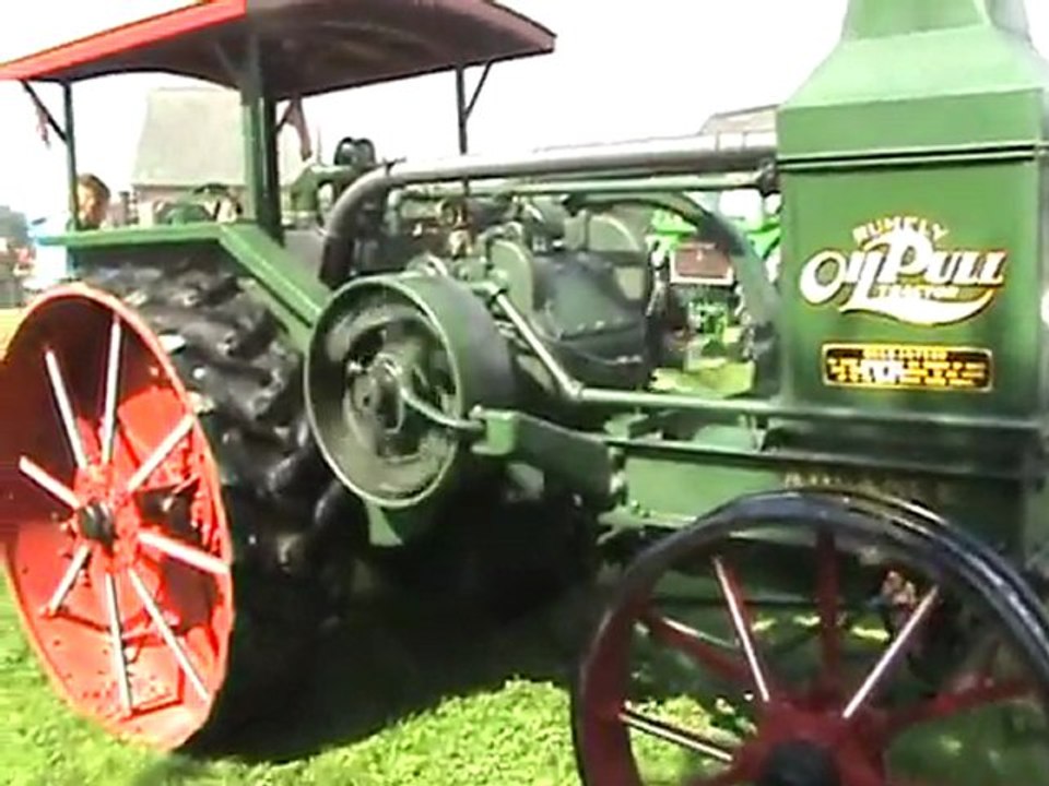 Rumely Kerosin 'Oil-Pull' Traktor / Lokomobile tuckert im Stand vor sich hin