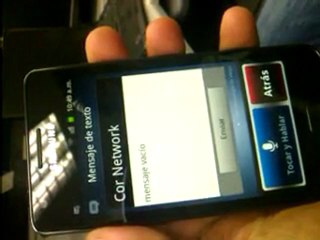 Enviando un mensaje de texto con Galaxy S II usando comandos de voz.