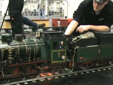 Im BW Köln - Messe werden die Lokomotiven startklar gemacht und die BR 152 fährt auf der fünf Zoll Hauptstrecke vorbei