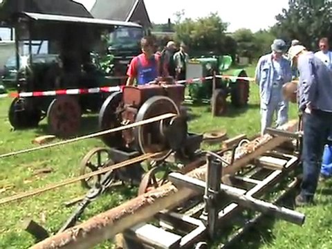 Deutz Motor treibt auf dem Dampftreffen in Lindlar mit Keilriemen Säge an
