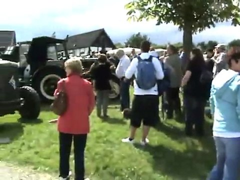 Mini Lokomobile fährt herum im Bergischen Freilichtmuseum