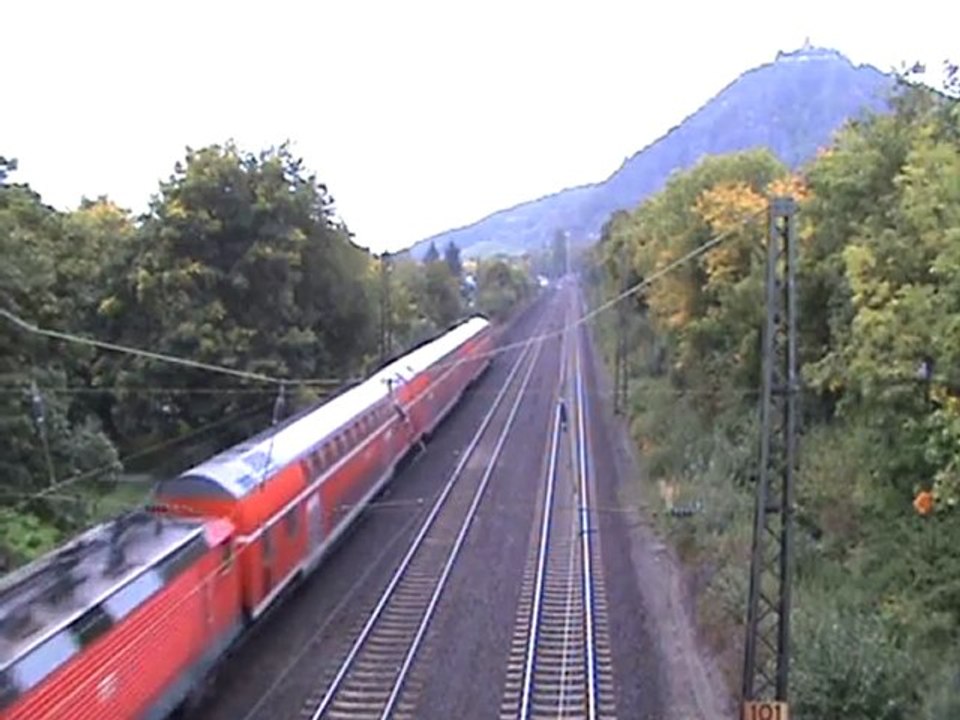 BR 143 mit Doppelstockwagen (Dostos) kommt von Bhf Rhöndorf