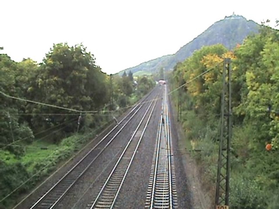 BR 143 mit Dostos hält im Bhf Rhöndorf (Bad Honnef)