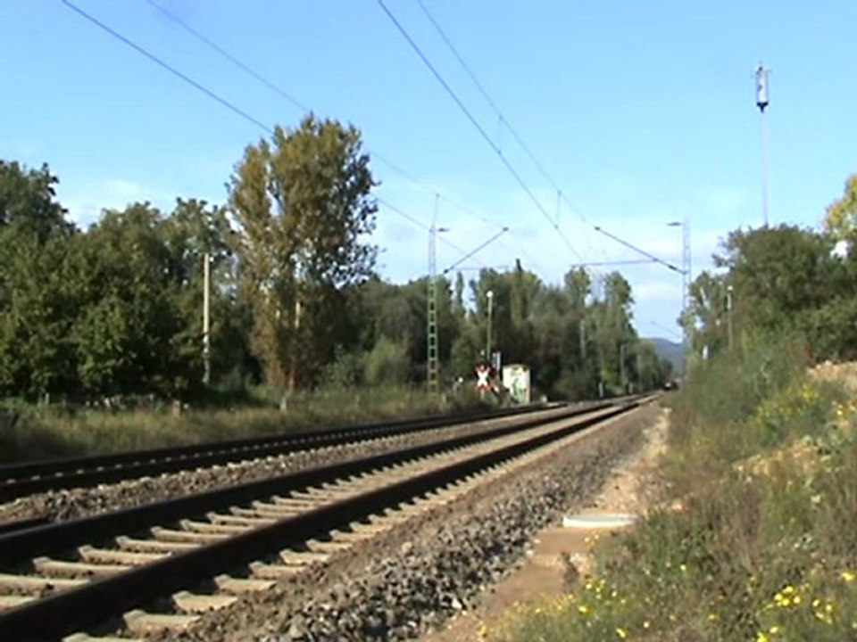 BR 189 mit einer V90  und Güterzug im Schlepp bei Rheinbreitbach nach Süden