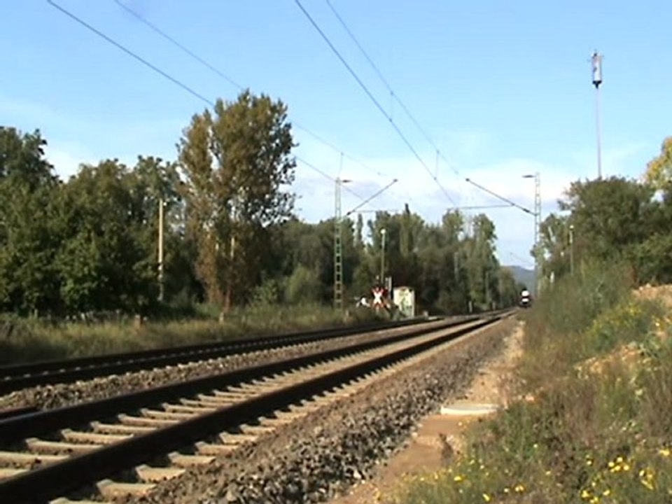 BR 189 mit Güterzug in Richtung Köln Bonn Bad Honnef mit Bahnübergangsaktion Rheinbreitbach