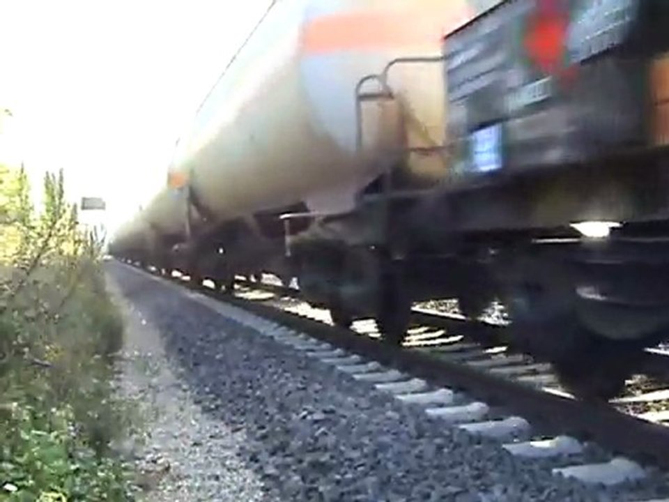 BR 152 von Railion fährt Bei Rheinbreitbach nach Signalhalt Richtung Köln Bonn Bad Honnef