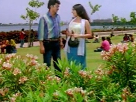 koncham touch lo unte chepthanu - Sivaji Follows Vedha And Warns A Man