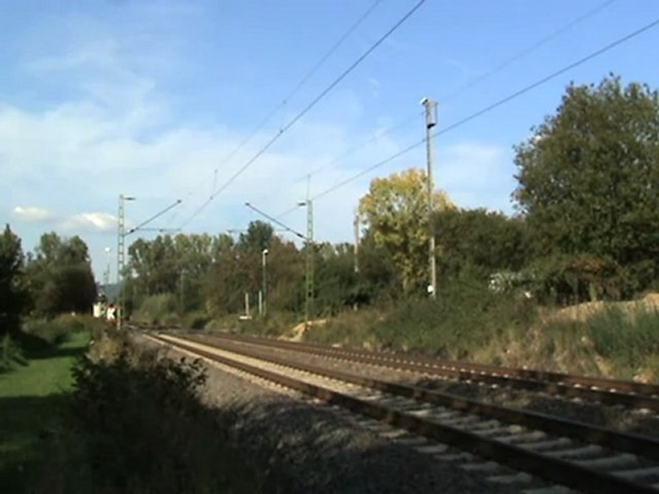 Zwei BR 151 von Railion ziehen beim Bahnübergang in Rheinbreitbach einen Güterzug in Doppeltraktion Richtung Süden