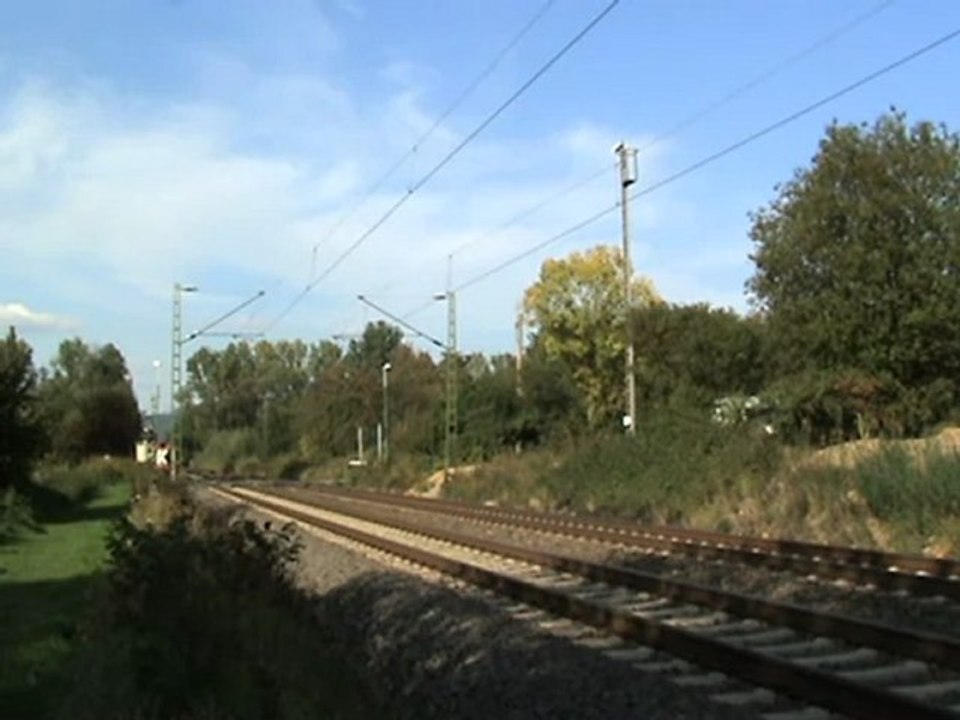 Trotz langem Wartens am Bahnübergang nur ein Zug. Zweimal BR140 in Doppeltraktion vor Güterzug nach Süden bei Rheinbreitbach