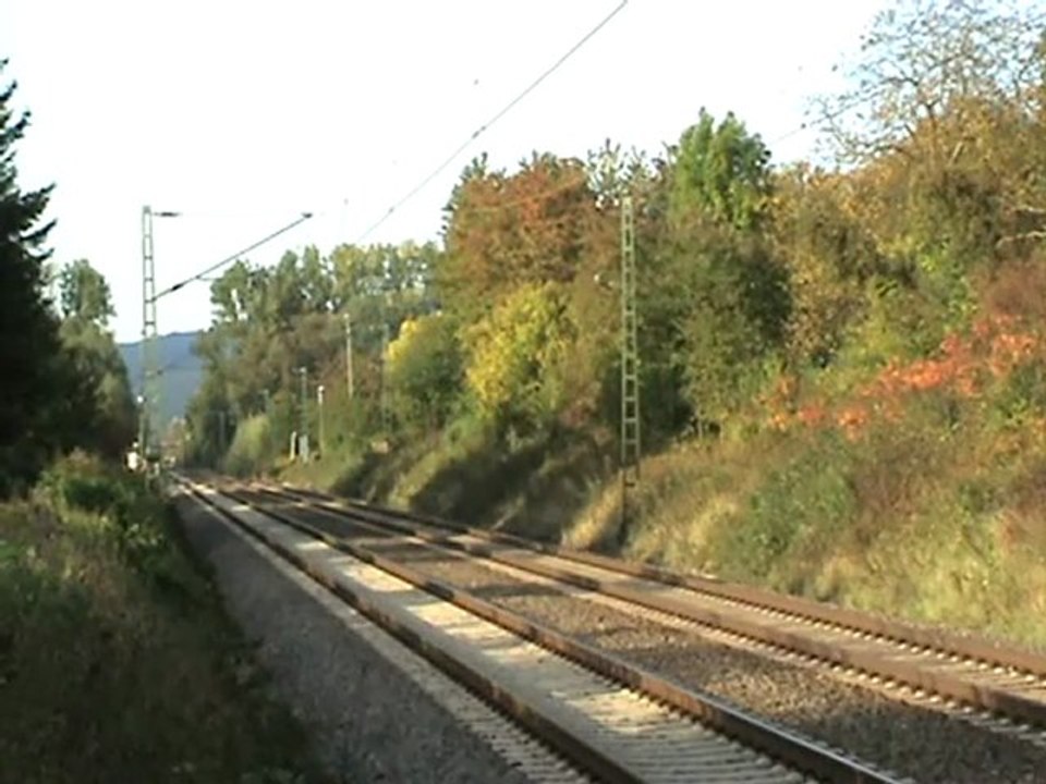 BR 425 fährt langsam in Richtung Linz am Rhein bei Rheinbreitbach