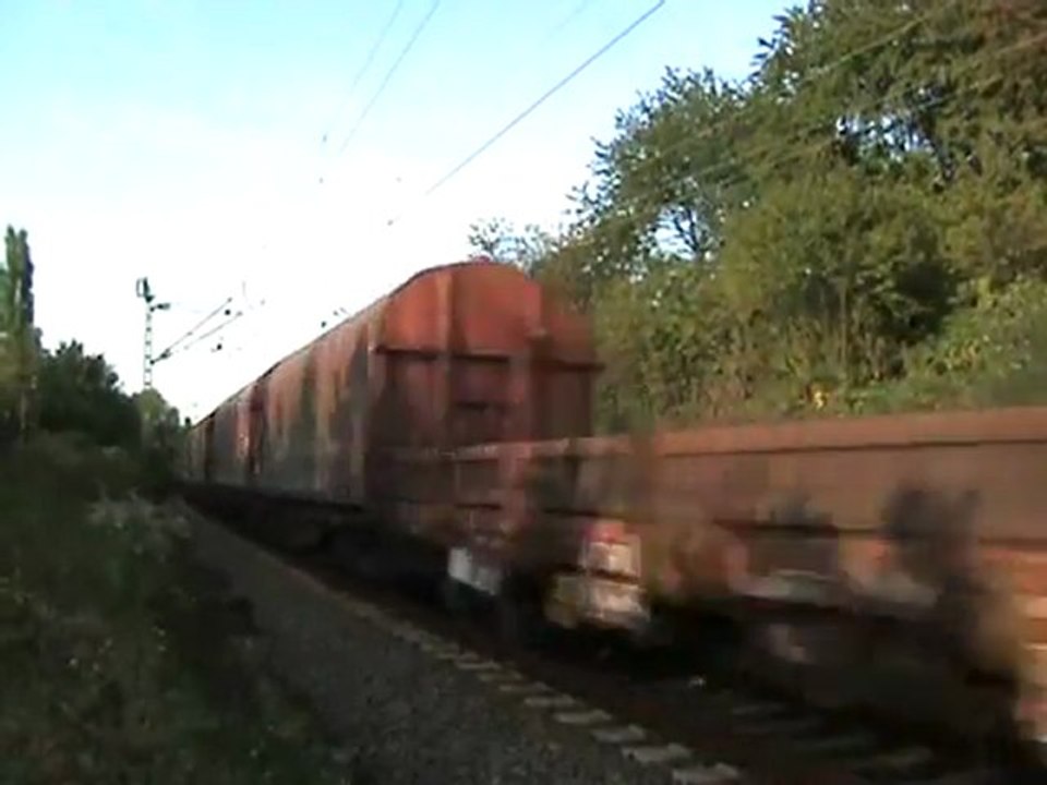 Lok der SNCF fährt mit Güterzug Richtung Süden in der Rheinbreitbacher Kurve