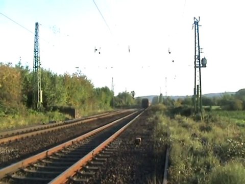 BR 140 mit Schüttgutwagen nach Süden und BR 143 mit Dostos nach Norden bei der Rheinbreitbacher Kurve