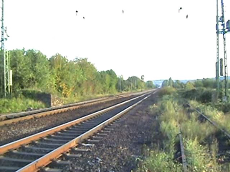 BR 185 mit Schüttgutwagen auf dem Weg in Richung Köln Bonn vor der Rheinbreitbacher Kurve