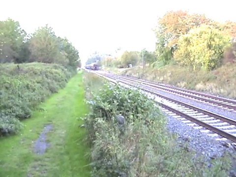 BR140 mit Schüttgutwagen Richtung Köln Bonn und BR110 mit Personen und Autozug nach Süden