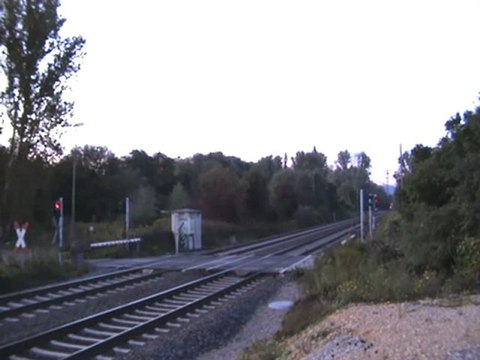 BR 425 Richtung Bad Honnef vom Linz am Rhein kommend beim Bahnübergang Rheinbreitbach
