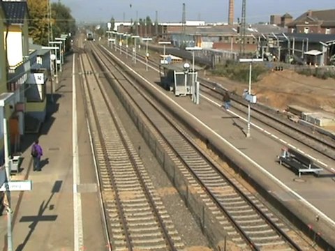 BR 101 mit Personenzug von Bonn kommend Richtung Köln fährt durch den Bhf Sechtem