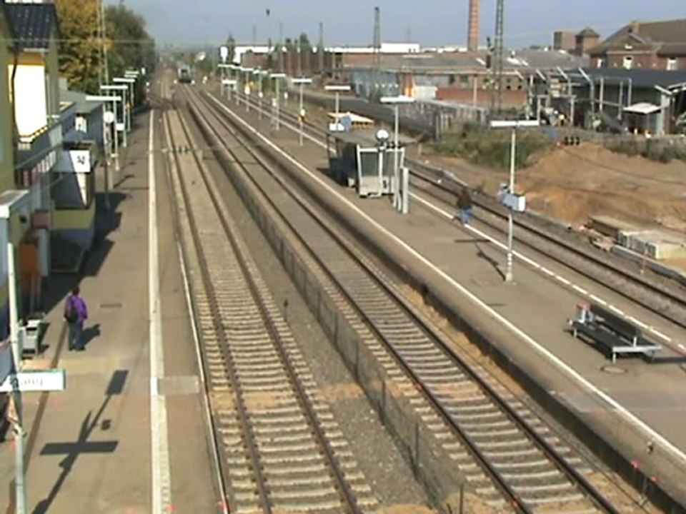 BR 101 mit Personenzug  von Bonn kommend Richtung Köln fährt durch den Bhf Sechtem